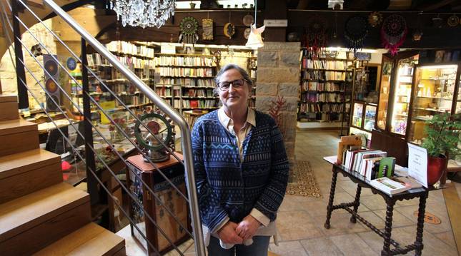 Carmen Fernández Marcilla en su Libreria Acuario, entre piedras centenarias, en la bodega del antiguo Bar Bilbao. Se quitó la mascarilla para la fotografía.
