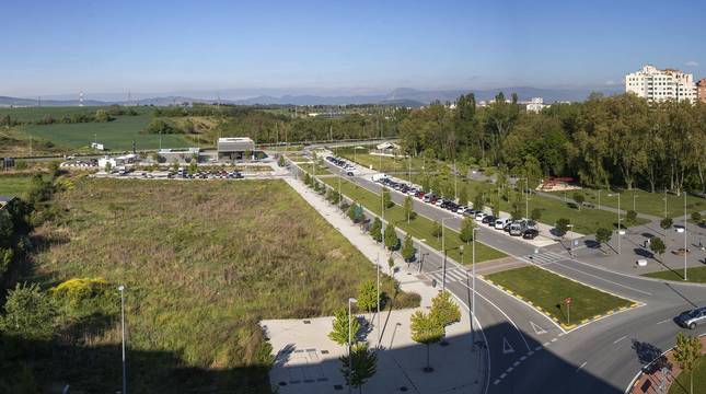 A la izquierda, la finca de Oroz. En el centro, el nuevo espacio donde está prevista la zona comercial y los edificios de oficinas y residenciales, con la gasolinera al fondo. Más a la derecha, el vial que prolonga la calle Sadar desde la avenida de Zaragoza hasta la avenida de Navarra, el nuevo parque junto al río Sadar y el barrio de Azpilagaña.