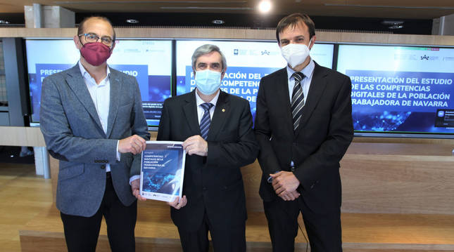 De izquierda a derecha: Javier Fernández (Fundación Caja Navarra), Miguel Iriberri (COIINA) y Pachi Senosiain (CaixaBank).