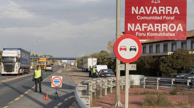 Control de la Guardia Civil, el pasado octubre en el término de Cortes, por el cierre perimetral.