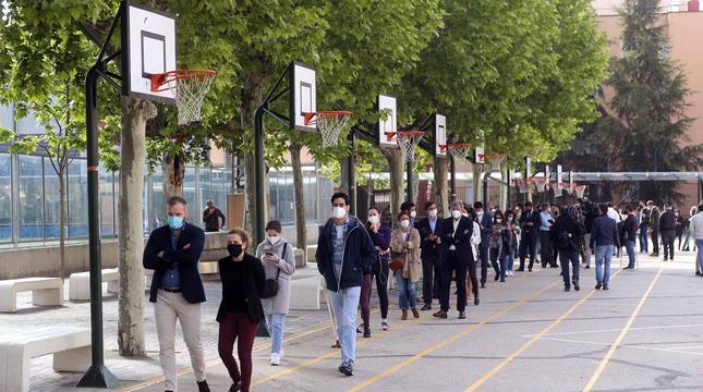 Los candidatos a la presidencia de la Asamblea de Madrid depositan sus votos