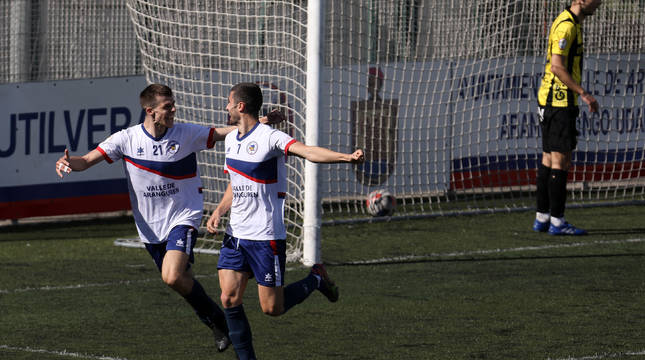 Yoldi y Barace celebran el gol de la Mutilvera, que marcó el lateral de cabeza, mientras Fernando, del Portugalete, se dirige al fondo de la portería a recoger el balón.