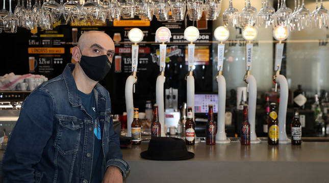 Alfredo Sanzol, ayer en el bar Niza de Pamplona, que acogió la presentación de 'El bar que se tragó a todos los españoles'.