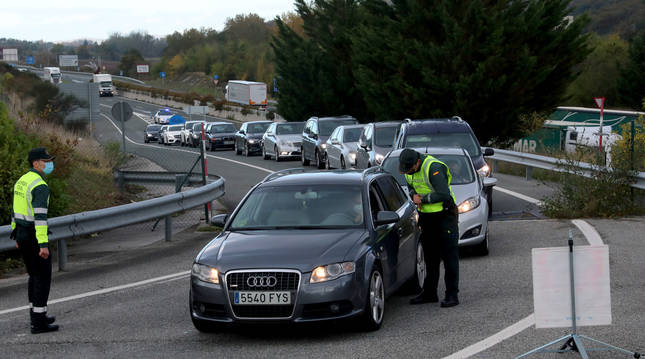 Control de vehículos en la Autovía de la Barranca por el cierre perimetral de la comunidad.