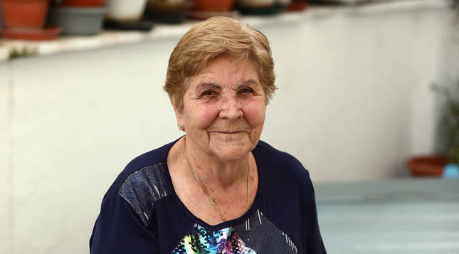 Juana Gila en la terraza de su casa en Ansoáin, delante de las macetas que todavía conserva y cuida.