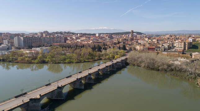 Imagen del casco urbano de Tudela, con el puente sobre el río Ebro, en primer plano.