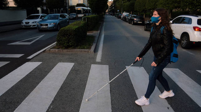 Este paso de peatones de la Calle Mayor de Burlada resulta el más complicado para Adriana en su camino al instituto.