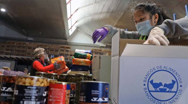 Voluntarias del Banco de Alimentos, ordenando género en la nave del polígono de Aizoáin en abril del pasado año.