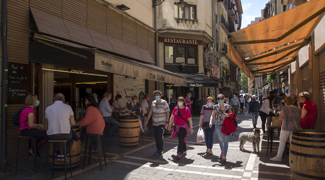 Ayer, en una jornada en la que Pamplona rozó los 29 grados a la sombra, terrazas y exteriores de los bares del Casco Viejo se llenaron, como en la calle San Nicolás.