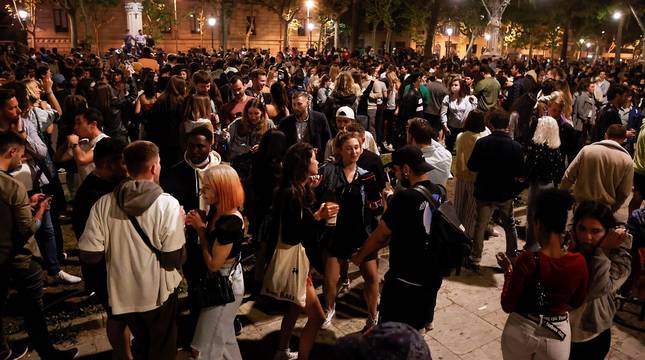 Fotos de aglomeraciones de madrugada en algunas ciudades tras el fin del estado de alarma