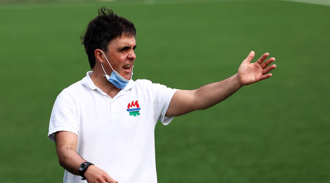 Alfredo Ibero 'Bebeto', técnico del San Juan, da instrucciones esta pasada jornada.