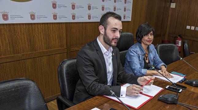 Jorge Crespo y Magdalena Hernández el 9 de marzo de 2020 en el Ayuntamiento de Estella, cuando anunciaron su apoyo a la moción de censura que se celebraría el 24 de marzo, bajo el estado de alarma.