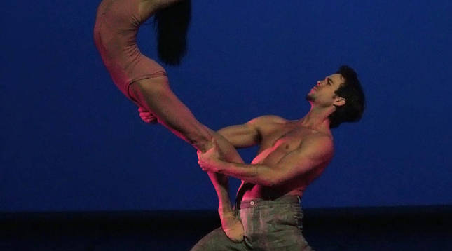 La bailarina guipuzcoana Lucía Lacarra, ganadora del Benois de la Dance (el 'Oscar' del ballet) y Matthew Golding, bailarín principal invitado del Ballett Dortmund, interpretarán juntos After The Rain.