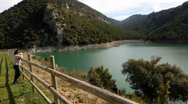 Foto del mirador del embalse de Itoiz en un área de descanso de la carretera que lleva a Oroz-Betelu.