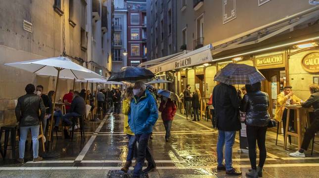 La lluvia frena un 'juevintxo' de terrazas y con cierre a la 1.00 h en Pamplona