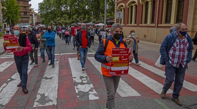 Los manifestantes a la altura del paseo de La Inmaculada, en la manifestación que tuvo lugar el viernes en Estella y que partió del ayuntamiento.