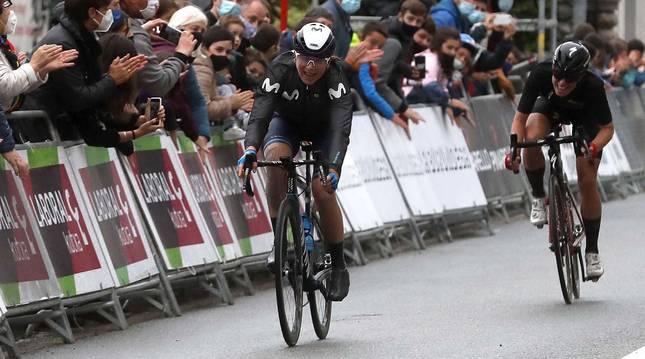 La ciclista neerlandesa del Movistar Annemiek Van Vleuten se impuso en la meta de Lekunberri a su compatriota Demi Vollering, del SD Worx.