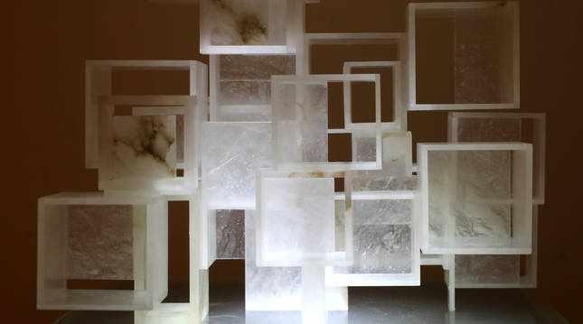 Escultura de alabastro del artista Javier Soto que forma parte de la exposición La elegancia del arte en la expresión abstracta.