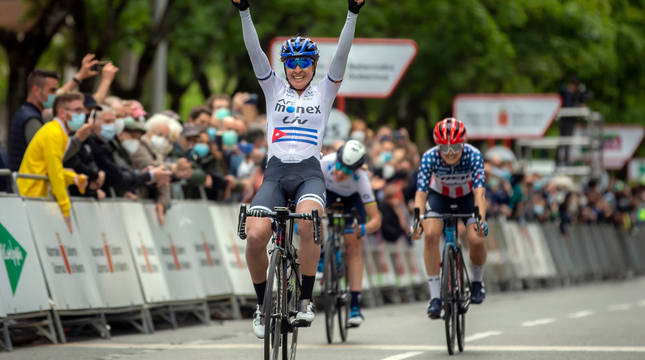 La cubana Arlenis Sierra celebra su victoria en Pamplona, con la americana Winder y Van Vleuten detrás en el esprint final de la carrera.