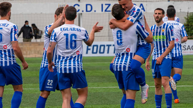Javi Gómez abraza a Gorka Laborda tras el primer tanto del partido que anotó el delantero navarro con un remate de cabeza en el minuto 17 del partido.