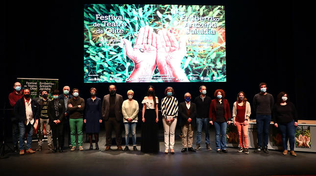 Participantes y organizadores del Festival de Olite, reunidos ayer en el escenario de la Sala de Cámara de Baluarte.