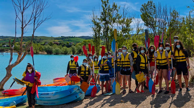 A punto de subirse a las piraguas, el grupo del IES Alhama de Corella atiende las instrucciones remo en mano.