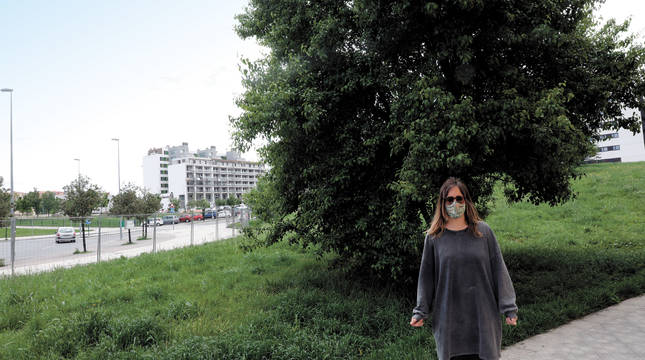 Silvia de la Gala Antón, junto al peral que se prevé retirar con las obras del aparcamiento del solar.
