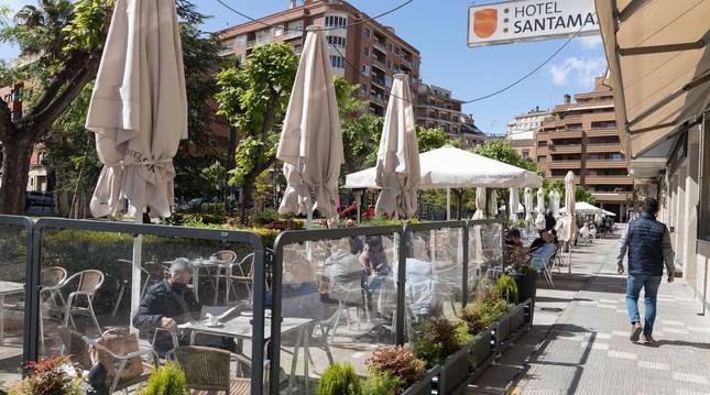 Veladores en la terraza del hotel Santamarina de Tudela (Navarra).