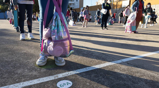 Un grupo de escolares espera su turno con distancia social para entrar al centro en el Colegio Público Griseras, de Tudela.