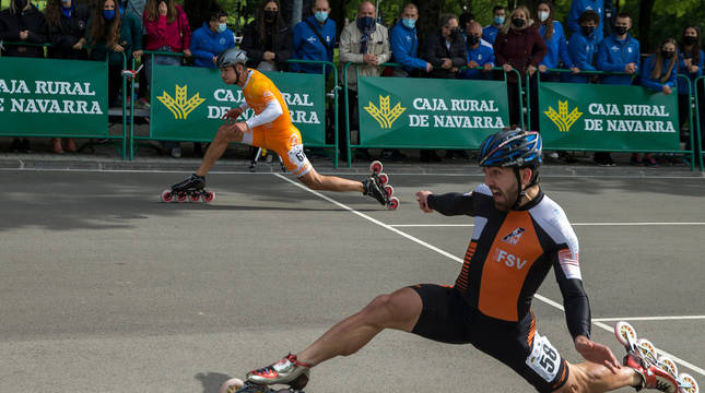 Ioseba Fernández (de naranja) y Sebastián Guzmán a la llegada de la final de los 100 esprint.