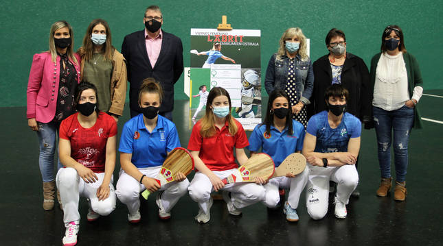 De izda. a dcha., de pie, Nerea Ariz, Andrea Lusarreta, Javier Conde, María Caballero, Yolanda Dufur y Aitziber Rodríguez. Abajo: Naroa Elizalde, Irati Igoa, Maider Ardanaz, Amaia Espinal y Maite Ruiz de Larramendi.