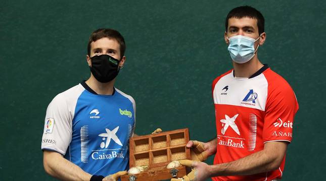 Iñaki Artola y Beñat Rezusta posan con las cuatro pelotas que seleccionaron para su semifinal.
