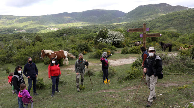 Desde la izda., Mikel Marrodán Munárriz y sus hijos (casa rural en Abaurrea Alta), Carlos Oroz Torrea (alcalde del valle de Arce), Miren Gurutze Viguiristi Larrea (responsable de la oficina de turismo de Roncesvalles), Koldo Villalba De Diego (guía turístico en el Pirineo), Maitina Gutiérrez Cuenca (casa rural en Saragüeta), Alicia Mendive Arbeloa (casa rural en Villanueva de Arce) y Juan Mari Martínez Txoperena (Sociedad de Ciencias Aranzadi).