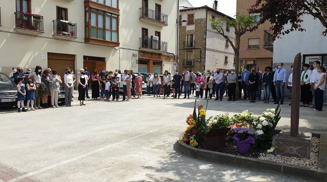 Sangüesinos, autoridades locales y forales, y distintos cuerpos policiales arroparon ayer en Sangüesa a las familias de Julián Embid y Bonifacio Martín.