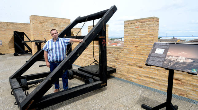 El turolense Rubén Sáez Abad, doctor en Historia, en una máquina defensiva de pinchos del siglo XIII.