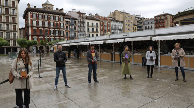 Desde la izquierda, posan este viernes en la Feria del Libro de Navarra Aina Bestard (Paisajes perdidos de la Tierra), Jon Bilbao (Basilisco), Santiago Tobón (editor de Sexto Piso que publicó Desierto sonoro, de Valeria Luiselli), Cira Crespo y Elena Ciordia (Baginen. Euskal Herriko historia emakumeen bitartez) y Karmele Jaio (Aitaren etxea).