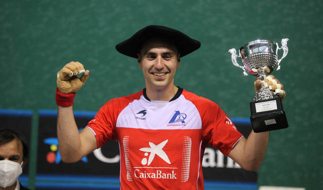 Peio Etxeberria, con la txapela y el trofeo que le acredita como campeón manomanista de Promoción.