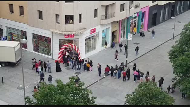 Vídeo de las colas en la apertura de Miniso en Pamplona