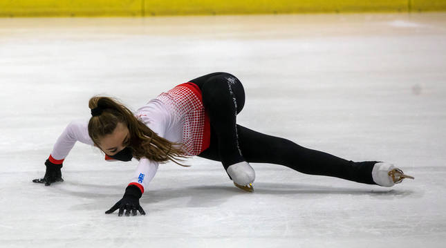 La patinadora Marina Potoc realiza la figura 'araña' en la pista de hielo de Huarte durante una de las jornadas de tecnificación.