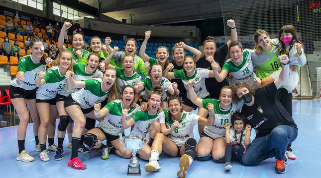Alegría de la plantilla de Helvetia Anaitasuna femenino tras lograr el ascenso a la División de Honor Plata.