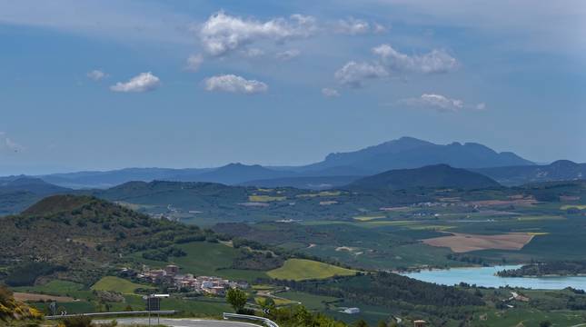 Imagen tomada desde el alto de Guirguillano, con el concejo de Irurre (Guesálaz) al fondo y el pantano de Alloz.