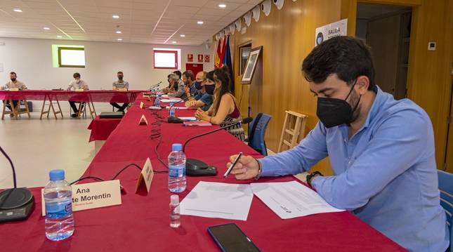 Gonzalo Fuentes, de Navarra +, en primer plano, y ediles del equipo de Gobierno en el pleno presencial celebrado en la Escuela de Música.