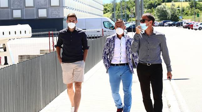 Jon Moncayola acude a la rueda de prensa que ofreció en El Sadar junto a sus agentes Félix Taínta y Juani Oyaga.