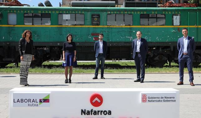 La directora de la zona norte de Laboral Kutxa, Maitane Bueno; la directora general de Transportes, Berta Miranda; el alcalde de Alsasua, Javier Ollo; el director de logística de Volskwagen Navarra, Alfonso Eslava, y el director de Gimex, Ángel Telletxea.