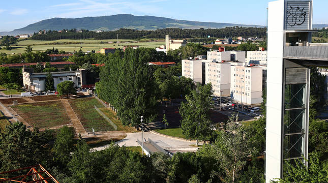 Los huertos urbanos de Echavacoiz, a la izquierda de la imagen, frente al grupo Urdánoz.