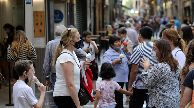 Muchas personas salieron este miércoles a la calle en Pamplona para disfrutar del tiempo y los helados.