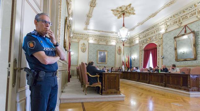 El jefe de la Policía Local de Tudela, Juan Cruz Ruiz, durante un pleno del Ayuntamiento.
