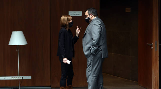 Fotografía de Uxue Barkos (Geroa Bai) habla con el consejero Javier Remírez en el Parlamento.