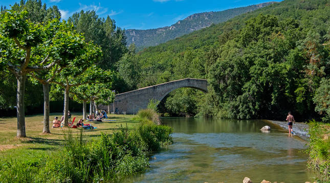 Fotografía de la zona de baño del río Urederra en Artavia, ayer por la tarde con los primeros bañistas de la temporada