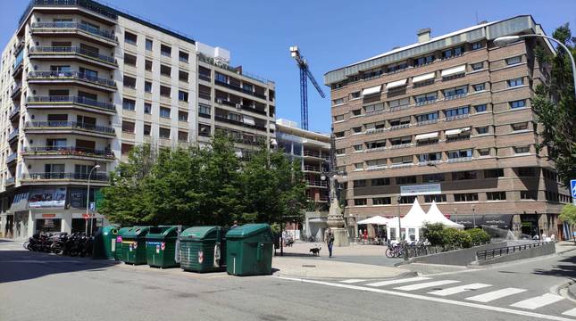 Imagen de la plaza del Vínculo de Pamplona, donde ha aparecido el cadáver, este miércoles.